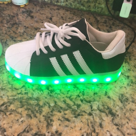 Cute boys and girl light up sneakers, and it changes colors - Picture 6 of 12